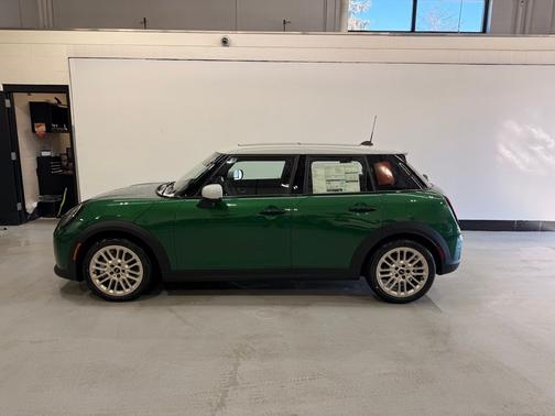 British Racing Green Met 2026 MINI Hardtop