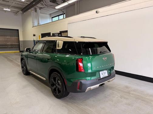 British Racing Green Met 2027 MINI Countryman