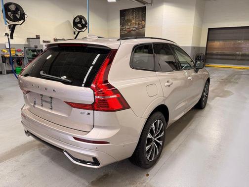 2025 Volvo XC60 B5 Plus