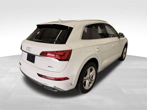 Glacier White 2023 Audi Q5 e 55 Premium