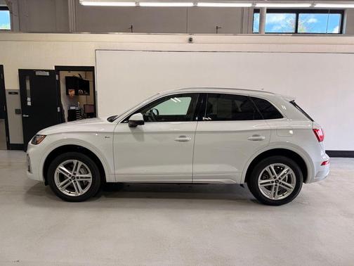 Glacier White Metallic 2023 Audi Q5 e 55 S line Premium Plus
