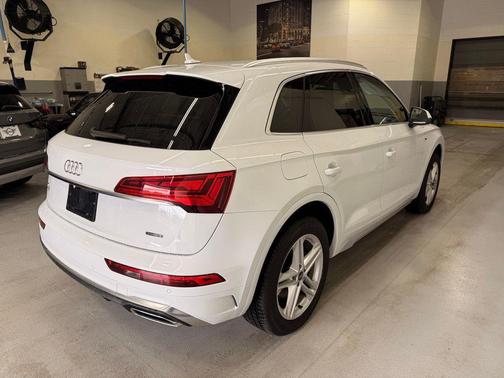 Glacier White Metallic 2023 Audi Q5 e 55 S line Premium Plus