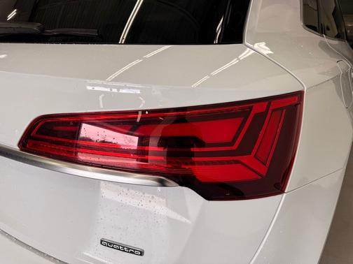 Glacier White 2023 Audi Q5 e 55 Premium