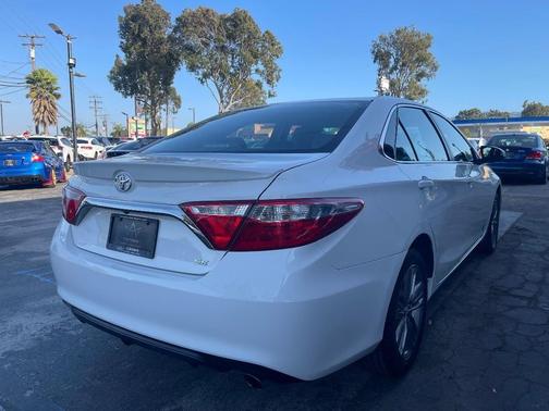 Super White 2017 Toyota Camry SE