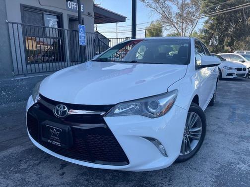 Super White 2017 Toyota Camry SE