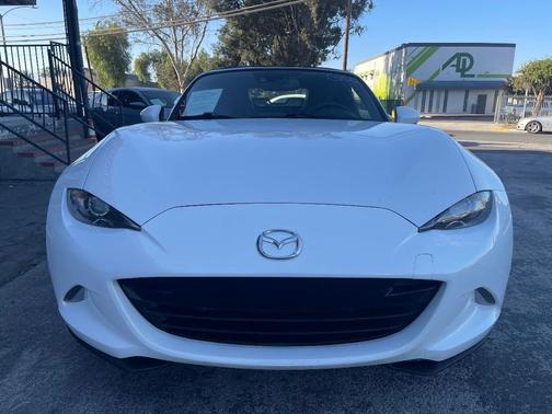 Crystal White Pearl 2017 Mazda MX-5 Miata Grand Touring