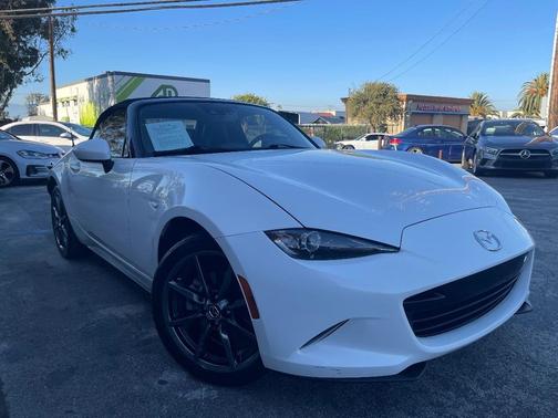 Crystal White Pearl 2017 Mazda MX-5 Miata Grand Touring
