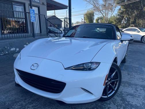 Crystal White Pearl 2017 Mazda MX-5 Miata Grand Touring