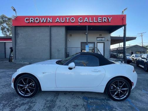 Crystal White Pearl 2017 Mazda MX-5 Miata Grand Touring
