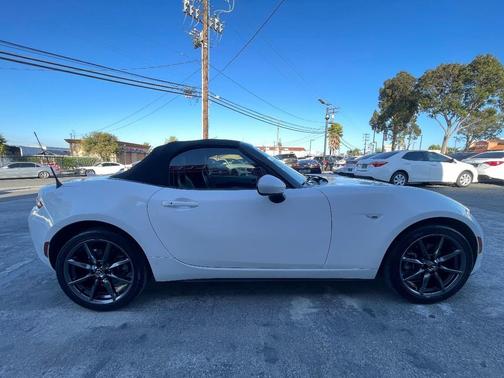 Crystal White Pearl 2017 Mazda MX-5 Miata Grand Touring