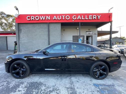 Pitch Black 2014 Dodge Charger SXT