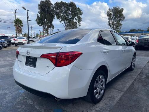 Super White 2018 Toyota Corolla SE