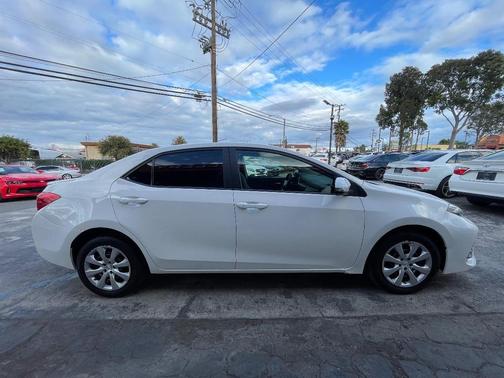Super White 2018 Toyota Corolla SE