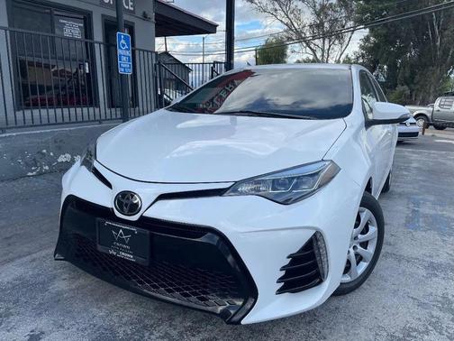 Super White 2018 Toyota Corolla SE