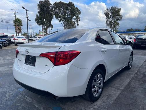 Super White 2018 Toyota Corolla SE