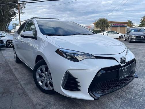 Super White 2018 Toyota Corolla SE