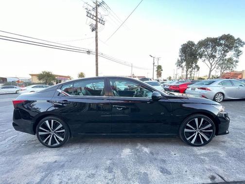 2022 Nissan Altima SR FWD