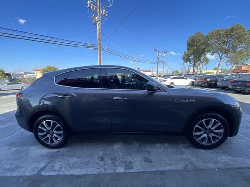Grigio Metallic 2017 Maserati Levante Base