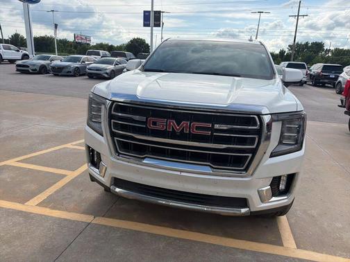 White Frost Tri-Coat 2024 GMC Yukon XL SLT