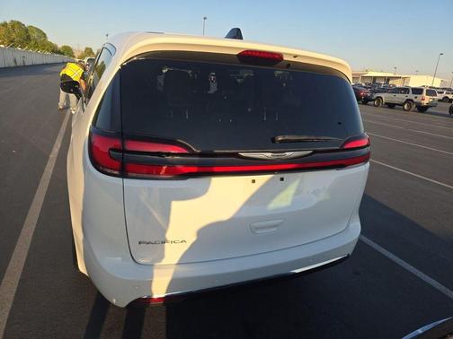 Bright White Clearcoat 2025 Chrysler Pacifica Select