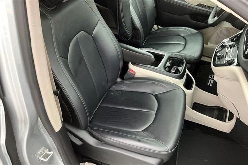 Silver Mist Clearcoat 2024 Chrysler Pacifica Touring-L