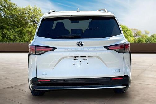White 2021 Toyota Sienna XLE