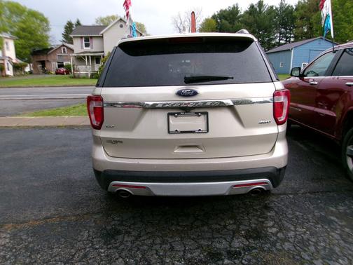 Tan 2017 Ford Explorer XLT