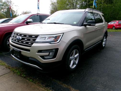 Tan 2017 Ford Explorer XLT