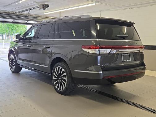 Chroma Caviar Dark Gray Metallic Clearcoat 2023 Lincoln Navigator L Black Label 4x4