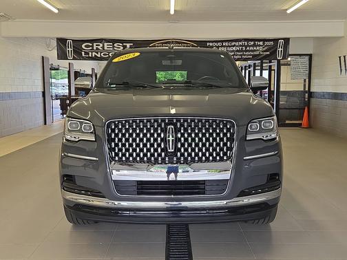 Chroma Caviar Dark Gray Metallic Clearcoat 2023 Lincoln Navigator L Black Label 4x4