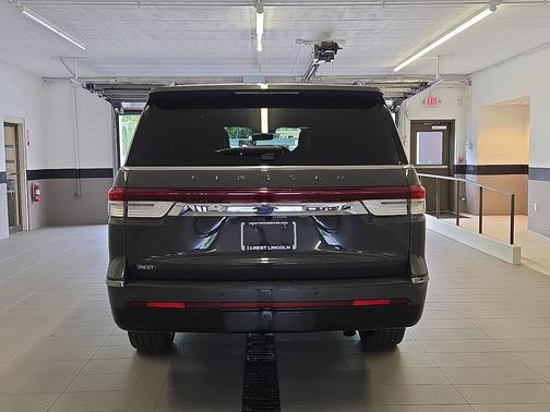 Chroma Caviar Dark Gray Metallic Clearcoat 2023 Lincoln Navigator L Black Label 4x4