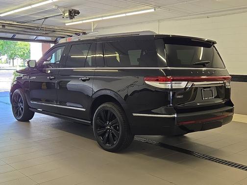 Infinite Black Metallic Clearcoat 2022 Lincoln Navigator L Reserve 4x4