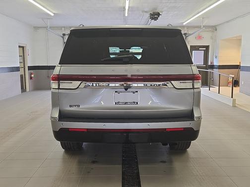 Silver Radiance Metallic Clearcoat 2023 Lincoln Navigator Reserve 4x4