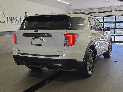 Oxford White 2022 Ford Explorer XLT 4WD