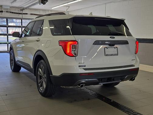 Oxford White 2022 Ford Explorer XLT 4WD