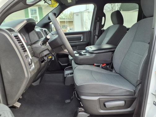 2024 RAM 1500 Classic Warlock Crew Cab 4x4 5'7' Box