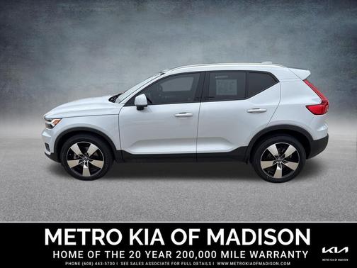 Glacier Silver Metallic 2020 Volvo XC40 T5 Momentum