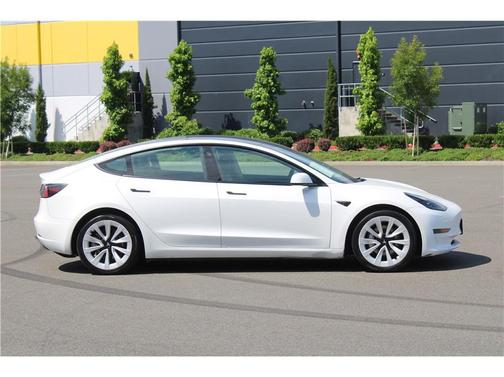 Pearl White Multi-Coat 2022 Tesla Model 3 Standard Range