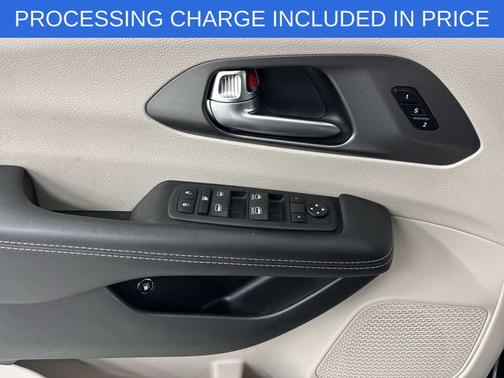 Brilliant Black Crystal Pearlcoat 2023 Chrysler Pacifica TOURING L
