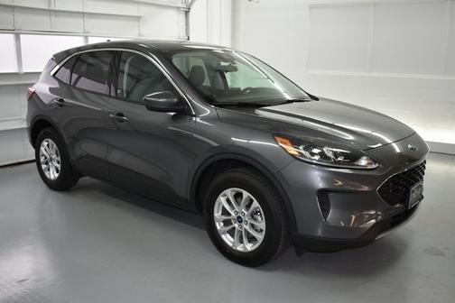 Photo 1 of 3 of 2021 Ford Escape SE