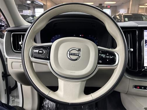 2024 Volvo XC60 B5 PLUS DARK THEME