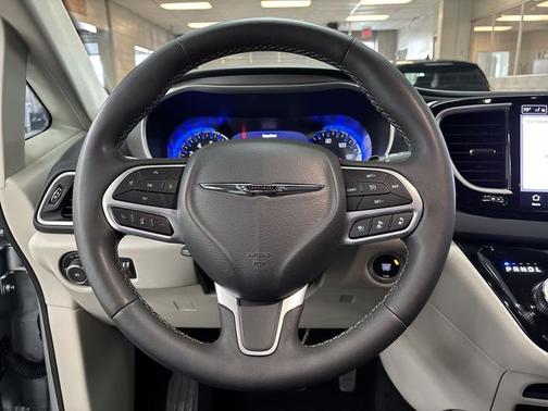 Silver Mist Clearcoat 2023 Chrysler Pacifica TOURING L