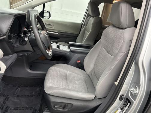 2022 Toyota Sienna LE 8 PASSENGER