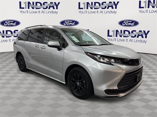 2022 Toyota Sienna LE 8 PASSENGER