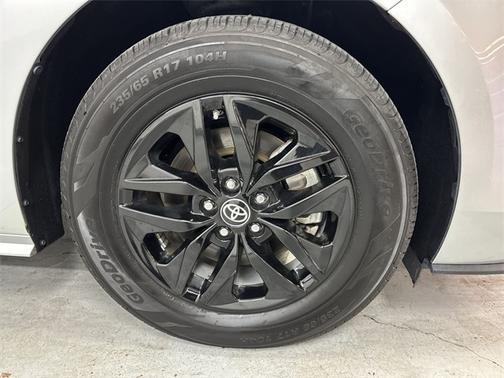 2022 Toyota Sienna LE 8 PASSENGER