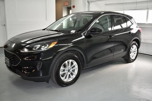 Photo 3 of 3 of 2021 Ford Escape SE