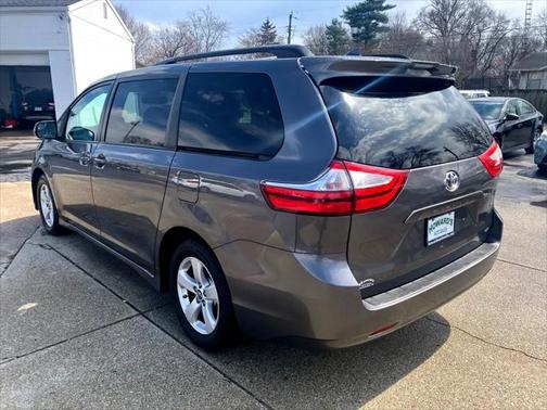 2018 Toyota Sienna LE