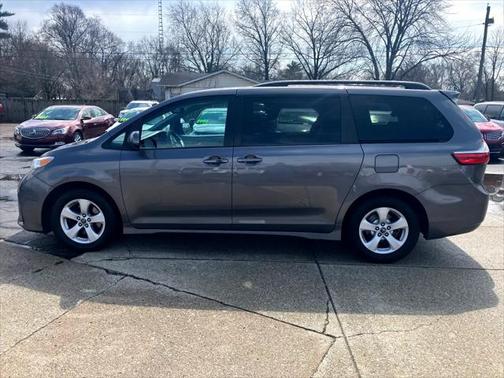 2018 Toyota Sienna LE