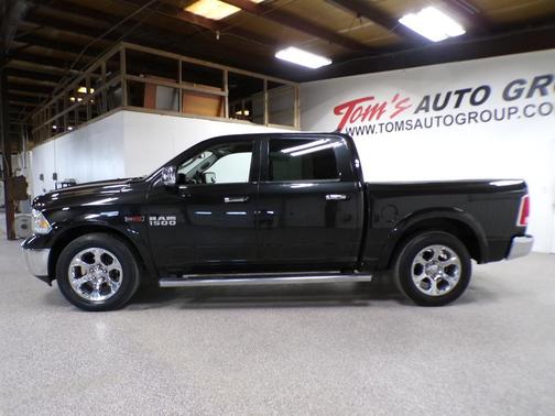 Brilliant Black Crystal Pearlcoat 2016 RAM 1500 Laramie
