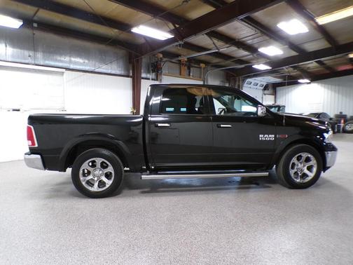 Brilliant Black Crystal Pearlcoat 2016 RAM 1500 Laramie